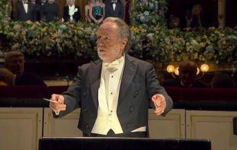 Scala, malore per il maestro Chailly: interrotta l’opera, pubblico a casa