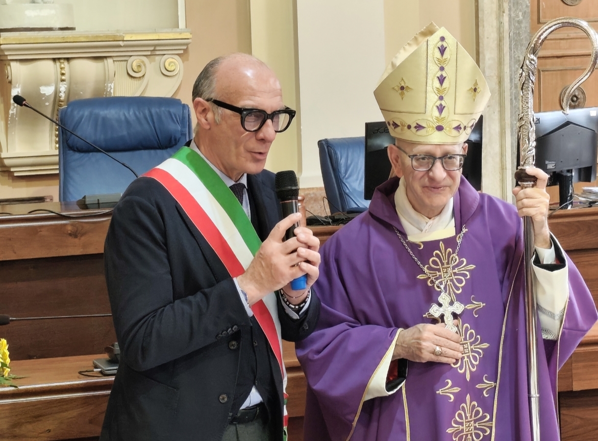 L’Aula Consiliare diventa chiesa: la Messa di Natale e il messaggio di umanità del vescovo Russotto: “Il Natale comincia dai gesti semplici: un sorriso, un servizio fatto con umanità”