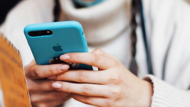 Polizia Postale: se arriva Sms che invita a contattare numeri che iniziano con 892 e 893 non bisogna chiamare; ecco cosa fare