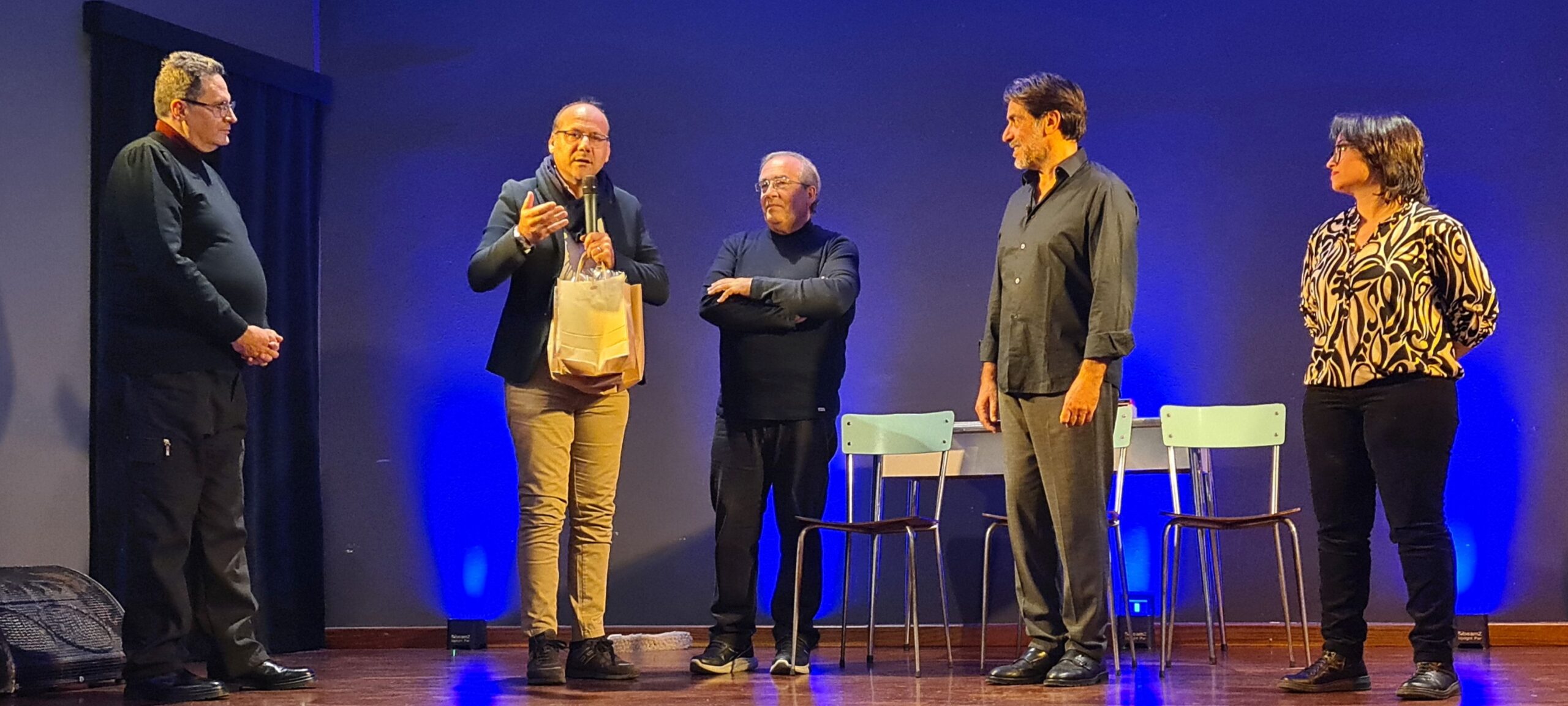 Montalbano Elicona tra bellezza e teatro: Sergio Vespertino conquista il Domenico Popolo con “Strafelicissima Palermo”