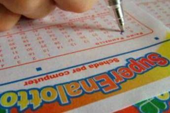 Superenalotto, numeri combinazione vincente oggi 23 aprile