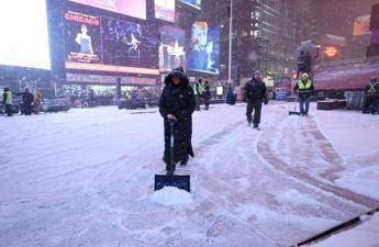 Tempesta di neve a New York, disagi e voli cancellati: il maltempo inguaia i viaggi per le feste