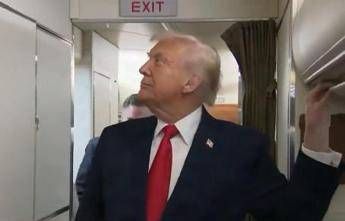 Trump e il bagno occupato sull’Air Force One: “C’è qualcuno lì dentro?”