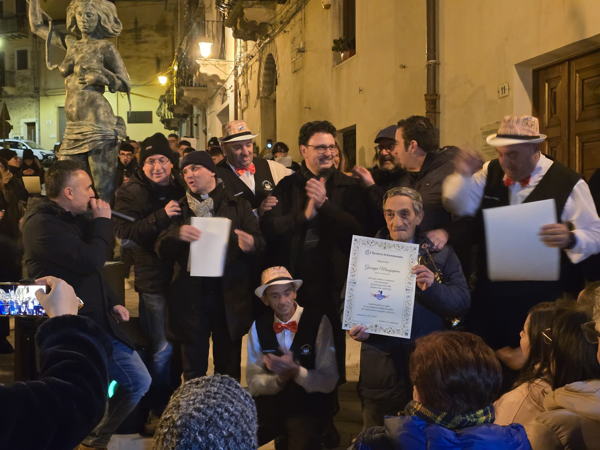 Cammarata, raduno popolare in piazza con banda musicale per il rientro da Milano dei protagonisti de “La Corrida”. Pergamene ed applausi