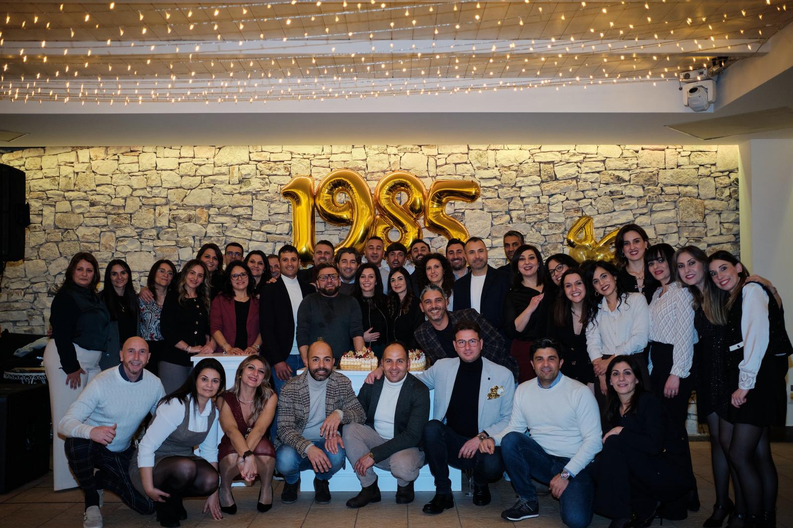 Mussomeli, gruppo di quarantenni in festa fra spensieratezza e Natale solidale