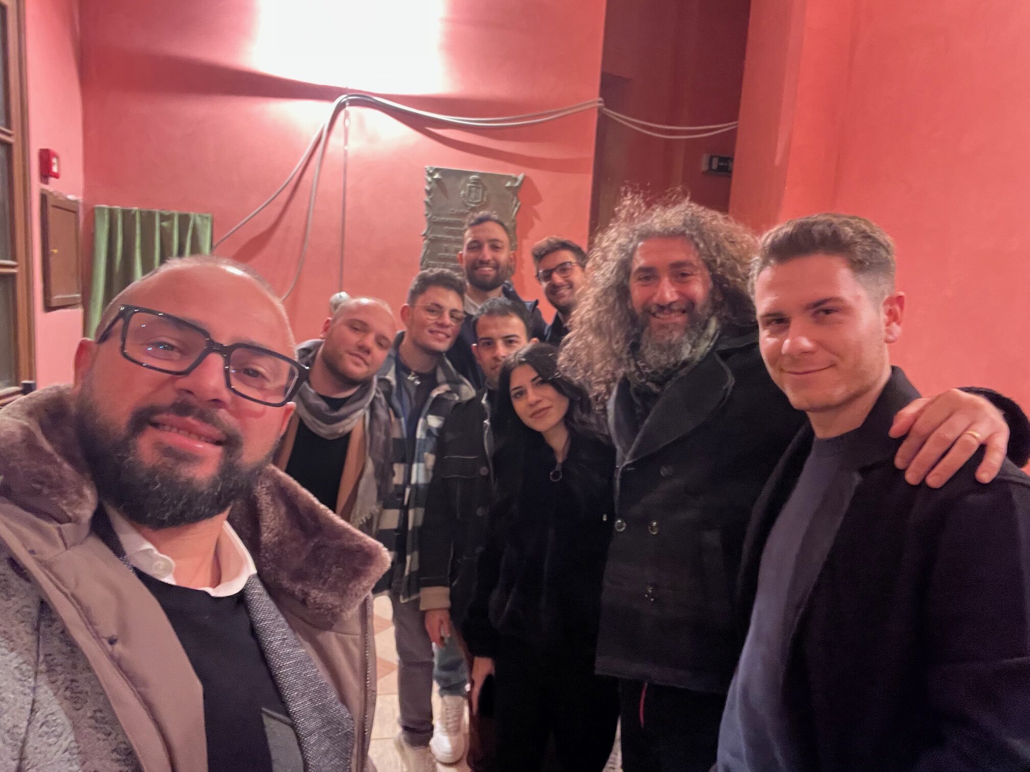 Mazzarino. Notte di spettacolo al Teatro con le magie e il cabaret del Mago Plip