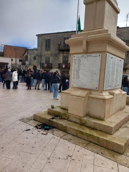 Mussomeli, monumento Caduti: vaso rotto imbrattati gradini e pavimentazione