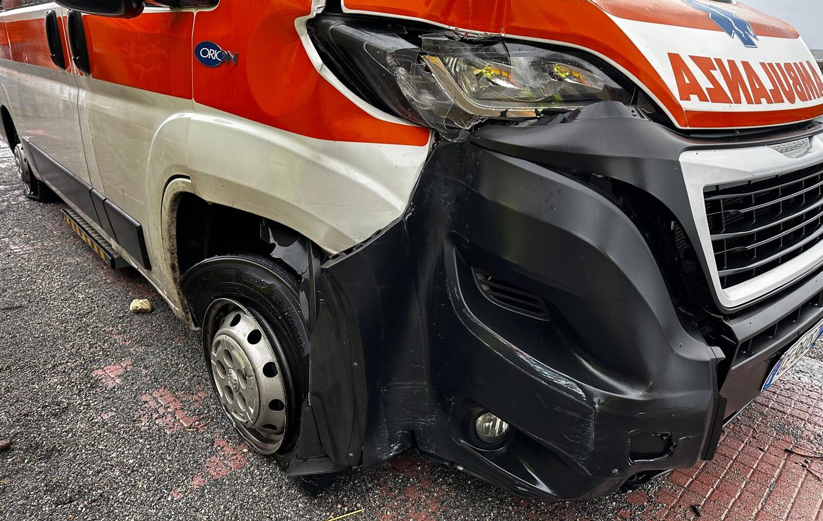 Auto finita in una voragine nel Messinese, ambulanza dell 118 investita da un’onda anomala