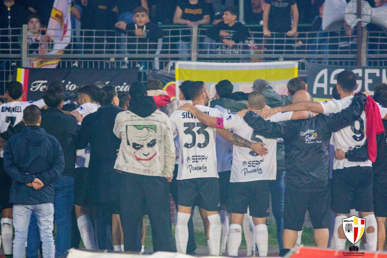 Tempo di grandi sfide per la Nissa: al “Tomaselli” arriva la Reggina e sale la febbre del tifo biancoscudato