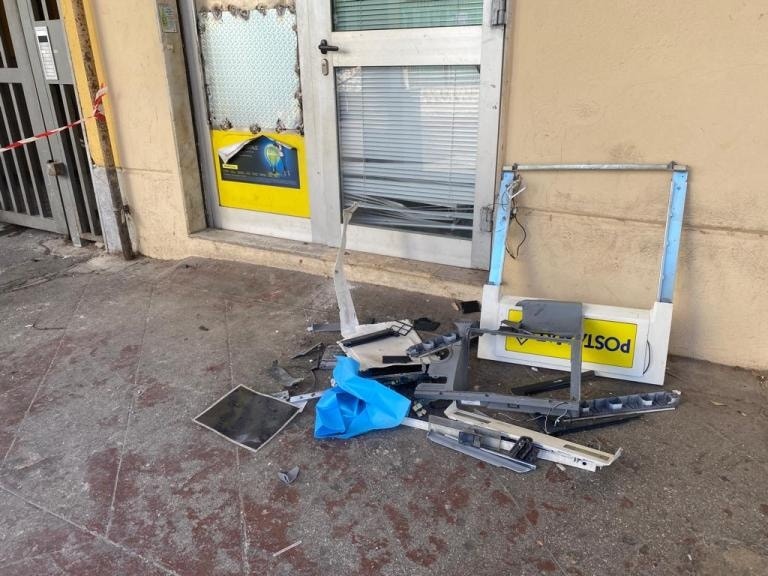 Rapinatori fanno esplodere il postamat in piazzale della Costellazione a Palermo, ma il colpo fallisce: indagano i carabinieri