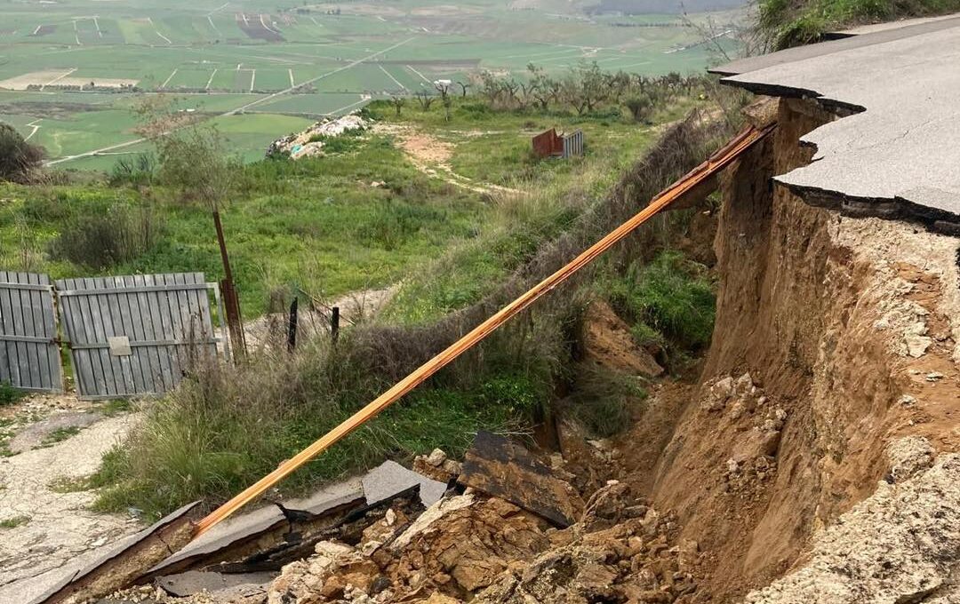 Frana costone, strada provinciale a Niscemi chiusa al traffico
