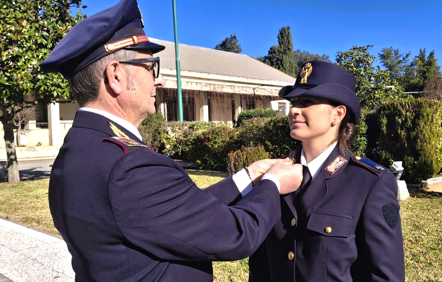 Caltanissetta. A Vibo Valentia l’agente di Polizia Sofia Amico ha ricevuto gli alamari dal padre Santo
