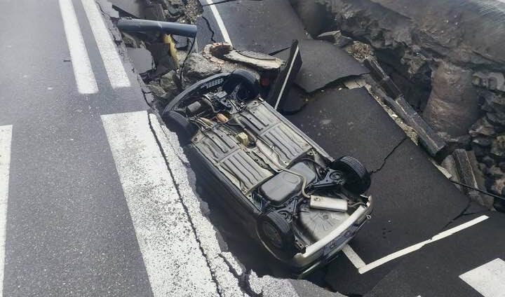 Anziano viola il divieto di transito e finisce con l’auto in una voragine sulla strada nel Messinese