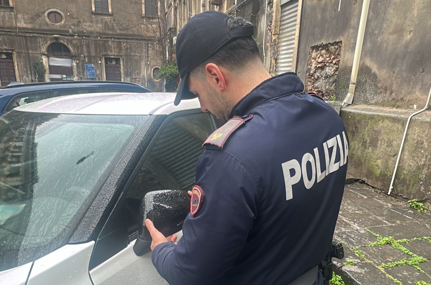 Lancia caramelle per truffare automobilisti, ma colpisce l’auto di un poliziotto: denunciato 22enne