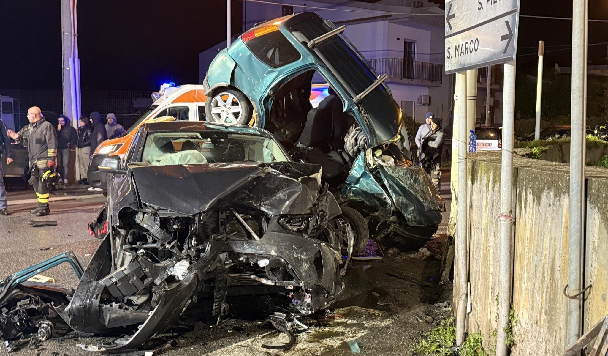 Scontro tra auto nel Messinese, tre giovani feriti: una ragazza è grave