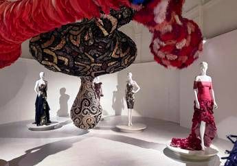 A Roma ‘Venus’, l’artista Vasconcelos ‘rilegge’ la moda di Valentino