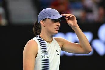 Australian Open, Swiatek perde e chiede privacy: “Siamo animali allo zoo?”