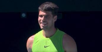 Australian Open, tifoso urla “Carlos Nadal!” e Alcaraz scoppia a ridere