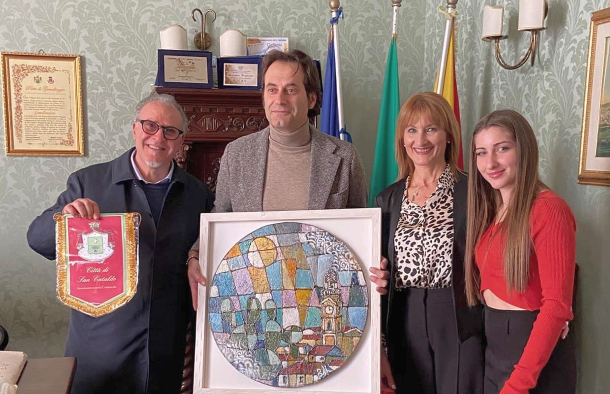 San Cataldo. Il Sindaco riceve l’artista Giuseppe Bellomo. Quadro in dono alla città dopo il riconoscimento alla rassegna nazionale “Mincio Art 2025”