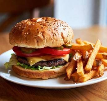 Cibo spazzatura manda il cervello in tilt, l’effetto sulla memoria: lo studio