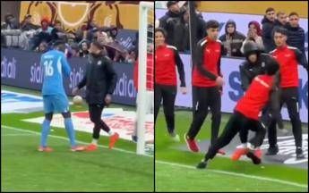 Coppa d’Africa, la surreale ‘lotta’ per l’asciugamano tra il portiere del Senegal e i raccattapalle del Marocco