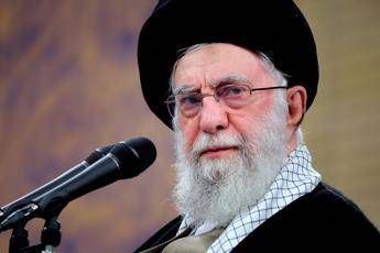 Crisi Iran, chi è Ali Khamenei: l’uomo diventato ayatollah in una notte