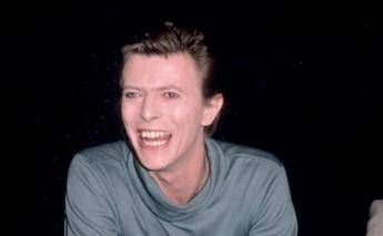David Bowie, a 10 anni dalla morte esce la biografia ‘Oltre lo spazio e il tempo’