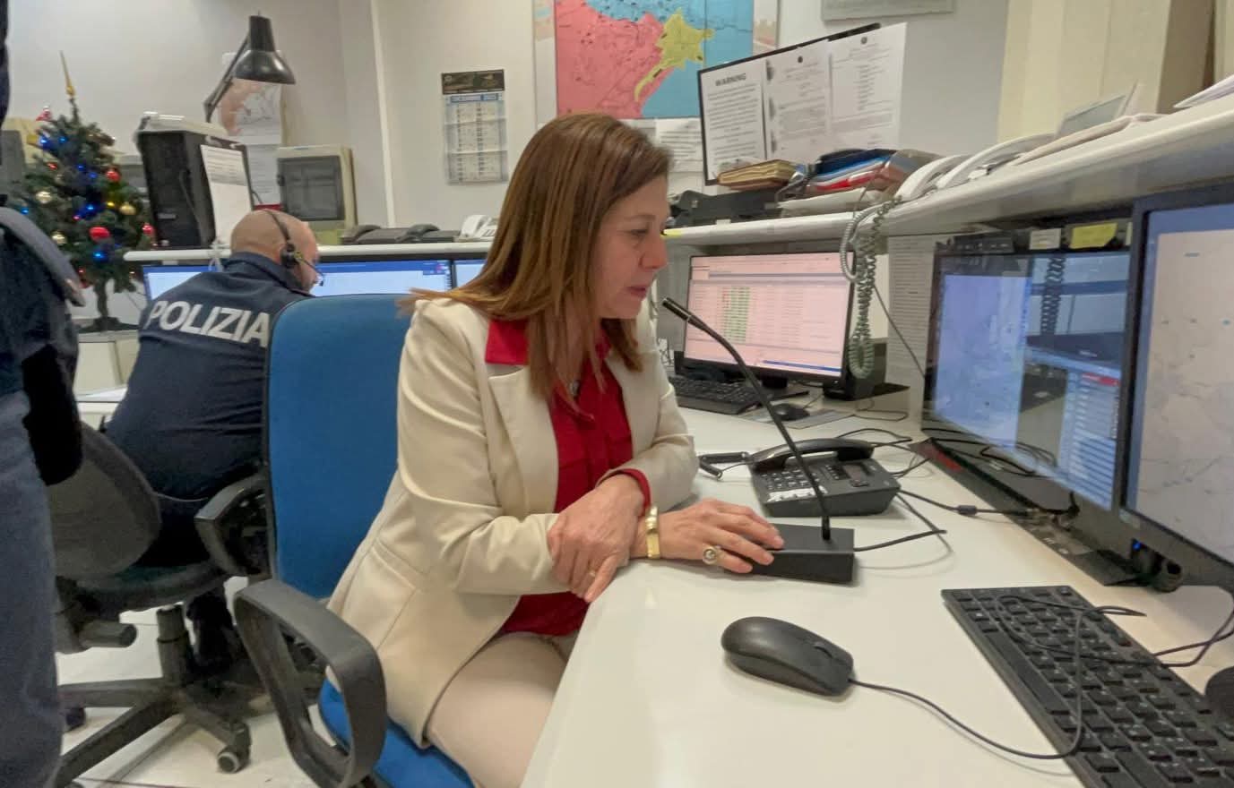 Capodanno in servizio, l’ultimo da Questore: il brindisi di Pinuccia Albertina Agnello con i poliziotti della provincia