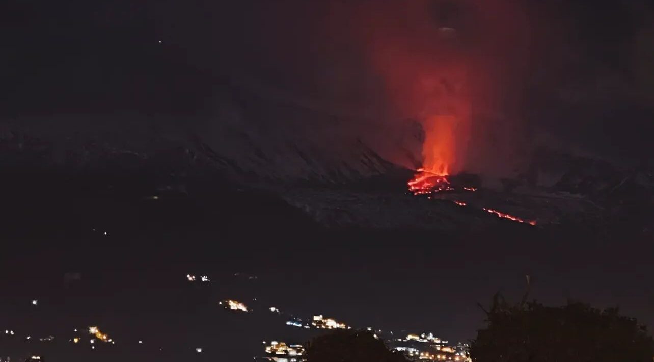 Etna, eruzione laterale a bassa quota: magma in Valle del Bove
