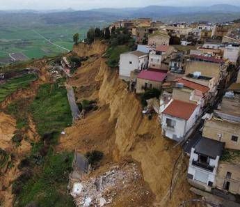 Frana a Niscemi, il sindaco agli abitanti: “State a casa”