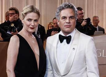 Golden Globes, da Ruffalo a Lyonne: le celebrità indossano spille di protesta contro l’ICE