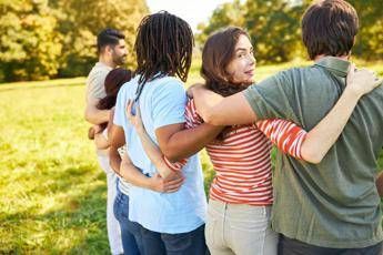 Hugging Day, fra calore umano e robot il potere terapeutico dell’abbraccio