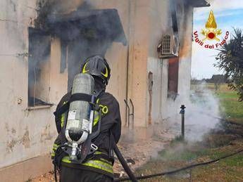 Incendio in una casa nel Brindisino, crollano i solai: si cerca una persona