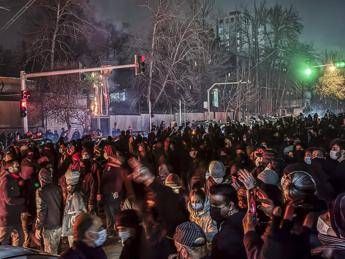 Iran, Teheran dà la caccia a utenti Starlink per impedire diffusione video proteste