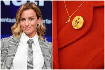 La Fenice, protesta contro Beatrice Venezi si sposta: spillette gialle al concerto a Pisa