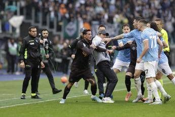 Lazio-Napoli, caos finale con tre espulsi e Conte in campo. Cos’è successo