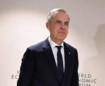 Mark Carney diventa l’idolo degli anti-Trump a Davos (e Lutnick riceve fischi)