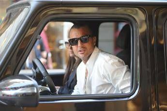 Mediaset denuncia Corona per diffamazione aggravata e minacce. L’ex paparazzo: “E’ guerra, racconterò tutta la verità”