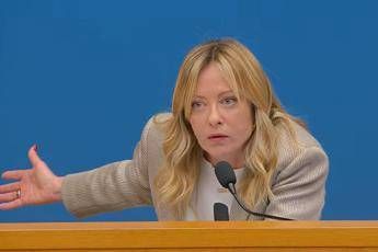 Meloni, domanda sulle tasse: “Quando pensate di farlo?”. E lei risponde ‘furiosa’
