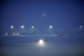 Neve e gelo in Francia, Parigi imbiancata: voli cancellati e trasporti nel caos