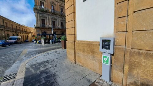Caltanissetta, ripristinato il presidio DAE di Piazza Garibaldi con la collocazione di un nuovo defibrillatore