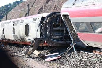 Scontro tra treni in Spagna, il rapporto sull’incidente: “Frattura rotaia possibile causa”
