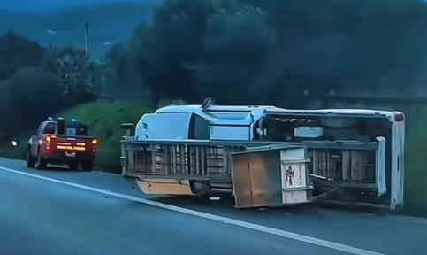 Forte vento ribalta un furgone con scala per i traslochi sulla A19 Palermo-Catania