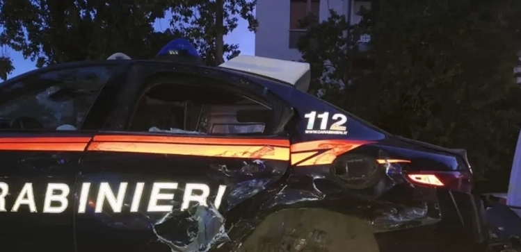 Scontro tra auto dei carabinieri e una Bmw a Palermo, tre feriti