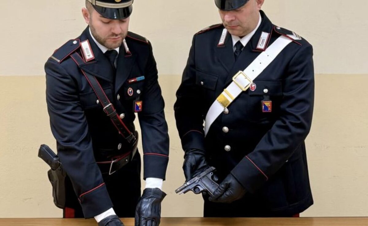 Calci, pugni e minacce di morte alla moglie: arrestato 46enne dai carabinieri nel Nisseno e sequestrata una pistola clandestina