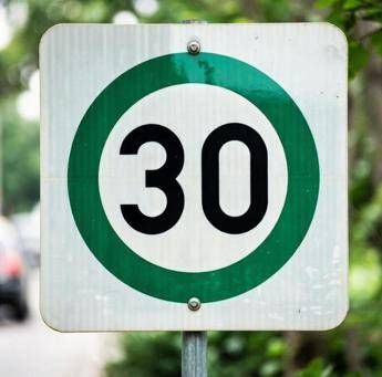 Segnali stradali verdi, il ‘mistero’ dei cartelli in Europa