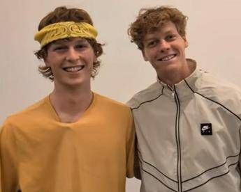 Sinner e l’incontro con il sosia (più o meno) agli Australian Open