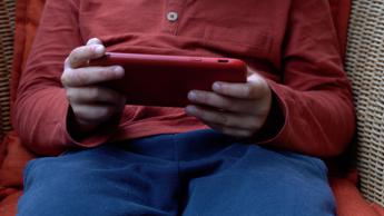 Skuola.net: un giovane su 2 d’accordo su stretta social per under 13