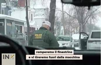 “Spacchiamo il vetro”, agenti Ice minacciano i giornalisti di In mezz’ora