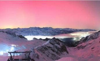 Tempesta solare colpisce la Terra, è la più potente degli ultimi 20 anni: e l’aurora boreale illumina i cieli